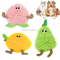 Schattig hondenspeeltje voor langzaam eten, snuffelmat met fruit (peer, perzik) en gerimpeld papier