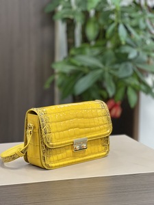 Sac bandoulière en cuir de crocodile du Nil jaune, design élégant et tendance, longueur de la bandoulière réglable - Product Image 1
