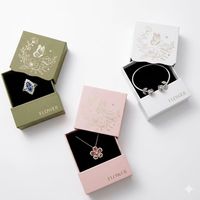 Boîte à bijoux carrée blanche personnalisée de luxe, emballage avec doublure en velours bleu foncé, boîte rigide avec poignée en satin bleu marine, sac cadeau en papier