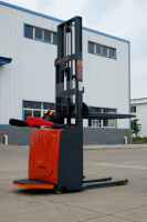 Gerbeur électrique MAIHUI 1,5 tonne entièrement autoportant avec levage hydraulique à pédale, batterie au plomb-acide, pneus en polyuréthane - Direct Usine