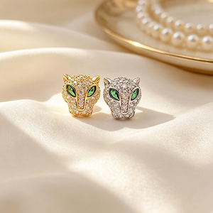 Boucles d'oreilles mini clous fines 2026 pour femmes, bijoux panthère en cuivre plaqué or 18 carats, vente en gros en ligne Yiwu, prix bas, livraison quotidienne - Product Image 1