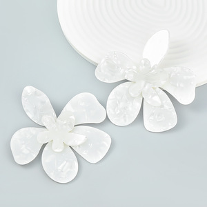 Ins-Style Mehrschichtige Zinklegierung Acryl Vergoldete Blumen Statement Tropfen-Ohrringe Elegante Große Geschenk-Ohrringe für Frauen Elodie - Product Image 3
