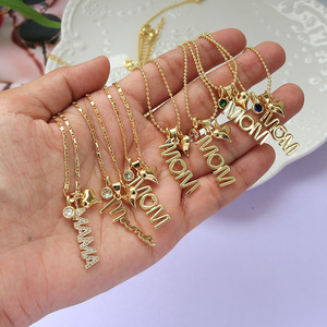 Collier pendentif pour femme <span class=keywords><strong>en</strong></span> plaqué or 18 carats avec lettres verticales pavées de zircons, motif Maman et cœur, et breloque pierre de naissance <span class=keywords><strong>en</strong></span> zircon. - Product Image 3