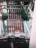 Machine de presse de plateaux en aluminium d'alignement entièrement automatique de Kemawell pour la production cosmétique de maquillage d'ombre à paupières de fard à joues de poudre