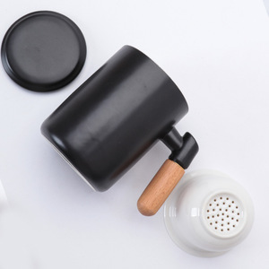 Juego de Tazas de Cerámica Estilo Nórdico con Asa de Madera y Colador de Té, Regalo para Oficina - Product Image 3