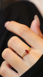แหวนทองคำแท้ 18k ดีไซน์เรียบหรู ประดับพลอยทับทิมและไพลินทรงมาร์คีส์จาก Xinfly - Product Image 4