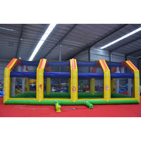 Grande aire de jeux gonflable ouverte avec filet de protection, espace de jeu pour enfants, idéal pour événements commerciaux intérieurs et extérieurs, location pour fêtes