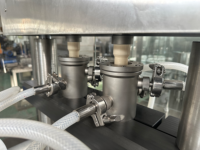 Machine de remplissage et de bouchage de flacons de parfum de bureau à bloc unique Yqx-3 pour bouteilles et flacons sous vide