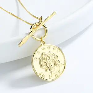 Collana con pendente a forma di moneta in argento Sterling 925 placcato in oro 18 carati dal Design unico
