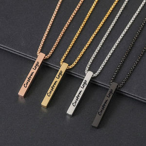 สร้อยคอจี้แท่งแนวตั้งเรียบๆ สลักโลโก้ส่วนตัว ของขวัญวันหยุดสำหรับคู่รัก แบบแท่งสี่ด้าน - Product Image 1