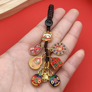 Llavero Amuleto de la Suerte Familiar con Diseño de Animal Devorador de Oro y Técnica de Esmalte Goteante, para Tres/Cuatro Personas, Estilo Antiguo - Product Image 1