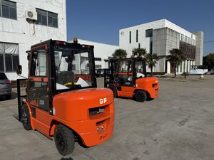 מלגזה דיזל <span class=keywords><strong>3T</strong></span> <span class=keywords><strong>TCM</strong></span>: מצוידת במנוע Xinchai 490, תיבת הילוכים אוטומטית, גובה הרמה 3 מטר. - Product Image 4