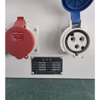 Boîtier de jonction électrique, boîte de distribution de prises triphasées, pour l'alimentation de plusieurs prises industrielles
