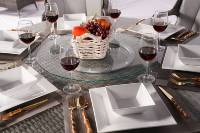 Ensemble de salle à manger de patio de restaurant moderne à 6 places avec cadre en aluminium et chaises en osier avec verre trempé pour jardins et cours extérieurs