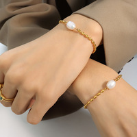 Mode rétro or 18 carats boule en acier inoxydable perles de riz chaîne perle d'eau douce bracelet à breloques femmes