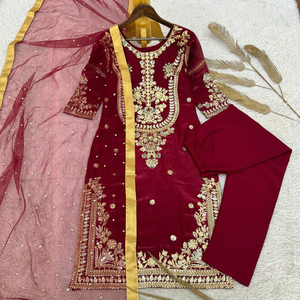 Traje Anarkali Bordado Color Granate con Dupatta, Estilo Tradicional Indio-Pakistaní para Mujer, Corte Regular, Largo hasta la Rodilla, Ideal para Bodas, en Seda - Product Image 3