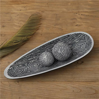 Plateau en résine sculpté fait main avec boule décorative, surface gris foncé gaufrée, design créatif, cadeaux et artisanat en résine