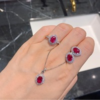 Ensemble de bijoux tendance en promotion : Collier, boucles d'oreilles et bague en cuivre plaqué argent avec corindon rouge simulé