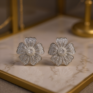 Orecchini a Perno E3573 in Oro Bianco con Fiore, Cristalli e Strass, Micro Incastonatura, Classici da Donna per Uso Quotidiano - Product Image 2