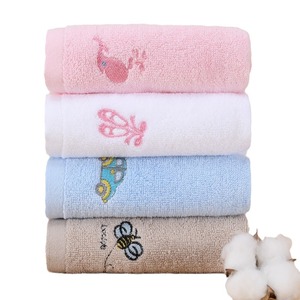 Vente en gros de serviettes en pur coton 100% brodées pour bébé - Product Image 1