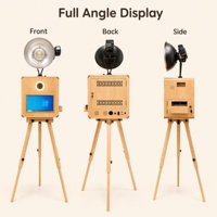 Machine Photobooth Rétro en Bois avec Écran Tactile 15,6 Pouces, Imprimante Intégrée et Mini PC Tout-en-un pour Mariages et Événements