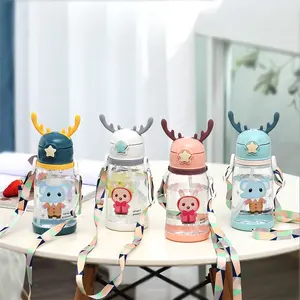 Bottiglia sportiva creativa bottiglia di plastica di paglia per bambini del fumetto bottiglia d'acqua per bambini senza Bpa carina con cannuccia