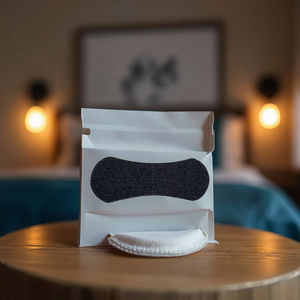 Emballage personnalisé Ruban buccal noir <span class=keywords><strong>anti</strong></span>-ronflement Non tissé hypoallergénique Soutien du sommeil Patchs pour le corps nasal Forme de bande - Product Image 1