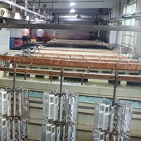 Machines d'anodisation personnalisées en aluminium et titane, type grue portique, équipement de traitement de surface par électrolyse de l'aluminium