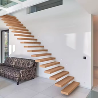 Escalier flottant sur mesure avec marches en chêne, design contemporain en métal
