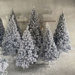 Pino Artificial con Soporte Metálico, Ramas Lujosas, Decoración Navideña, Árbol de Navidad con Nieve Artificial - Product Image 1