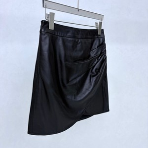 Jupe courte en cuir noire froncée avec fermeture éclair latérale, style enveloppant, coupe droite et ajustée, pour femme, idéale pour le style urbain et les loisirs. - Product Image 3