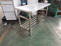 Nouvelle conception Table de travail et de préparation en acier inoxydable à deux niveaux pliable pour restaurant, cuisine à domicile, utilisation en extérieur