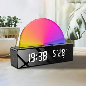 Reloj Despertador LED RGB con Luz Nocturna de Atmósfera Colorida, Simulación de Amanecer, Espejo de Escritorio, Cargador de Teléfono - Product Image 1