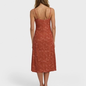 ชุดเดรสฮาวายคอรูปทรงกุญแจ ดีไซน์หรูหรา พิมพ์ลายตามสั่ง OEM คุณภาพสูง ผลิตจากผ้าวิสโคส 100% ความยาวระดับกลาง - Product Image 4