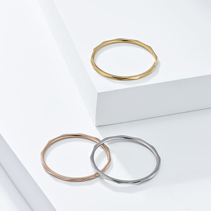 Anillos de Moda Geométricos de Acero de Titanio, Anillos Apilables Lisos para Mujer, Joyería en Plata, Oro y Oro Rosa - Product Image 1