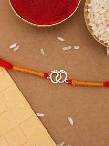 รักขีเงินแท้ 925 ลายรอยเท้าเด็ก สำหรับพี่ชาย ดีไซน์รอยเท้าเด็กน่ารัก สร้อยข้อมือรักขีเงินแท้พรีเมียมสำหรับวันราคชบาธัน - Product Image 2