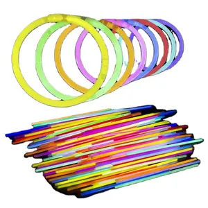 Großhandel Glow Sticks 100er Pack mit Anschlüssen zur Herstellung von Neon Halskette Armband Armbänder Mixed Color Light Glow Sticks