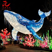 Sculpture géante de baleine illuminée, lanterne océanique personnalisée pour l'aménagement paysager des parcs à thème