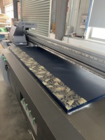 Porte en WPC imperméable au design moderne avec lignes décoratives CNC pour hôtels et villas haut de gamme, matériau principal bois PVC