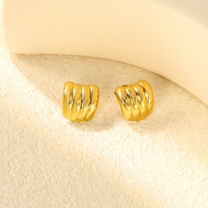 Boucles d'oreilles minimalistes tendance, géométriques irrégulières à trois griffes, lisses, en acier inoxydable plaqué or 18 carats, style chunky - Product Image 6