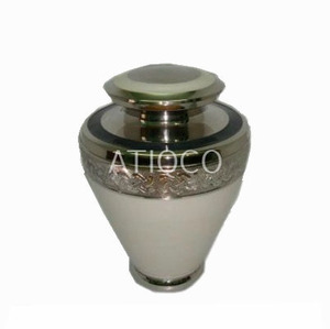 Urna Funeraria Atiqco para Adultos, Estilo Americano, Latón Macizo, Acabado Dorado Satinado - Product Image 5