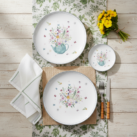 Service de table de mariage élégant en porcelaine florale, théière romantique et vaisselle à motif de fleurs sauvages, assiettes et tasses en porcelaine fine.
