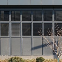 Panneaux horizontaux de mur de délimitation de persiennes en aluminium extérieures Panneaux de persiennes en aluminium motorisés