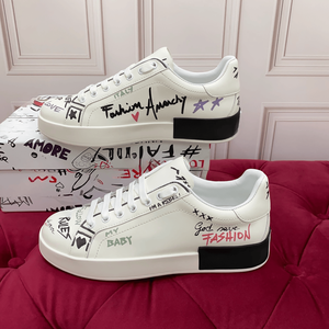 เทรนด์แฟชั่นรองเท้าผ้าใบสีขาวลายกราฟฟิตีหลากสีสำหรับผู้ชายและผู้หญิง ยี่ห้อ Dolces รุ่น Gabbna พื้นเรียบ ทอจากผ้าตาข่าย เหมาะสำหรับใส่ในชีวิตประจำวัน สไตล์ลำลอง - Product Image 1