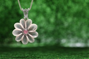 Colgante de flor de piel de ángel de aventurina de ciruela hecho a mano - Product Image 2
