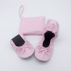 <span class=keywords><strong>2023</strong></span> <span class=keywords><strong>ballerines</strong></span> jetables roses pour femmes chaussures de ballerine pliables conception imprimée sans lacet pour les mariages d'été faveurs après la fête - Product Image 1