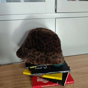 <span class=keywords><strong>Cappello</strong></span> a Secchiello Invernale da Donna in Finta Pelliccia Leopardata con Bottone, Stile Giapponese e Coreano - Product Image 1