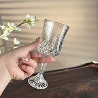 Verres à pied en cristal de luxe Gobelet en verre de mode moderne avec un design respectueux de l'environnement Verres à vin en cristal vintage