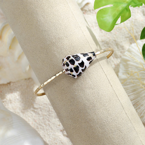 夏威夷珠宝批发希伯来贝壳镀金锤打女性手镯 - Product Image 2