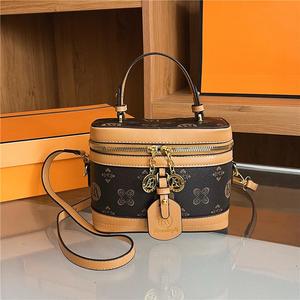 กระเป๋าสะพายไหล่ผู้หญิง ดีไซน์หรูหรา หนัง PU คุณภาพสูง ขนาดใหญ่ พร้อมสายโซ่ - Product Image 1